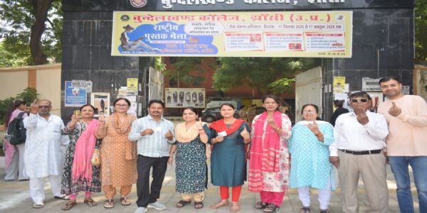 स्नातक एमएलसी चुनाव : झांसी में 49.43 फीसदी मतदान, 13 प्रत्याशियों की किस्मत मतपेटियों में बंद