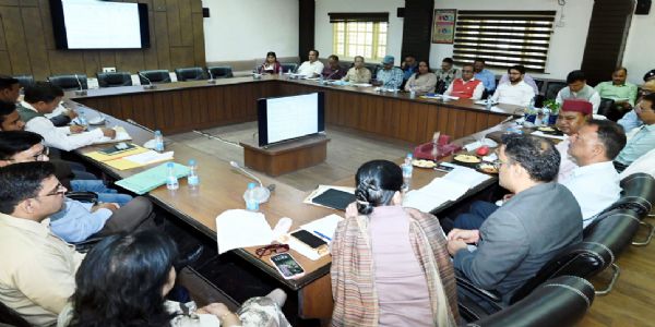 बीस सूत्रीय कार्यक्रमों की समीक्षा, पात्रों तक योजनाओं का लाभ पहुंचाने के निर्देश