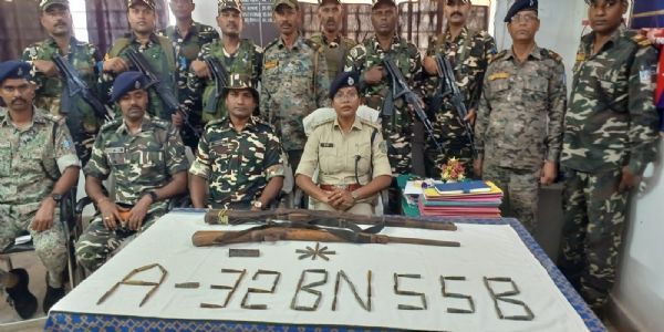 लातेहार के जंगलों में सर्च अभियान, दो राइफल, 63 कारतूस और आईईडी के कंटेनर बरामद