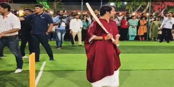 मैहर में बाबा बागेश्वर का अनोखा अंदाज, एसपी के साथ क्रिकेट पिच पर लगाए चौके-छक्के