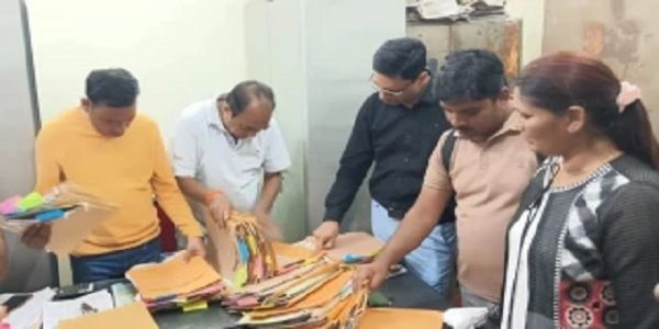 कटनी : एनओसी के नाम पर 25 हजार की रिश्वत मांगी, 20 हजार लेते लिपिक गिरफ्तार