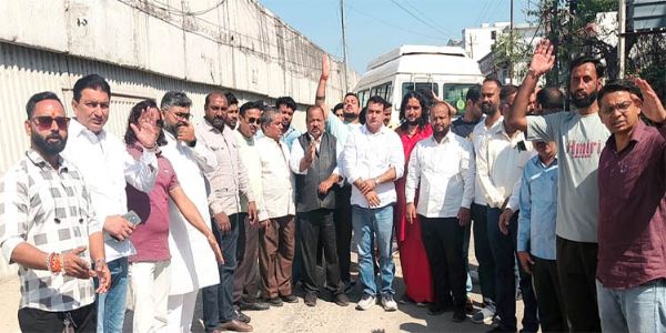 भूपतवाला में ऊंचे सीवर ढक्कनों से हादसे का खतरा, कांग्रेस का प्रदर्शन