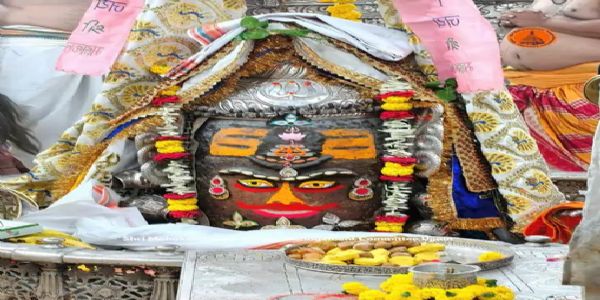 उज्जैन: रजत चंद्र-त्रिशूल और मुकुट से सजे बाबा महाकाल, भस्म अर्पित कर किया दिव्य श्रृंगार