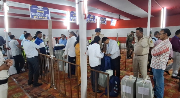 सारण में कड़ी सुरक्षा के बीच ब्रजगृह में जमा हुईं मत पेटियां सारण में कड़ी सुरक्षा के बीच ब्रजगृह में जमा हुईं मत पेटियां