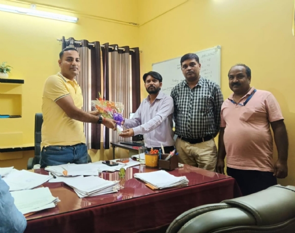 श्रमायुक्त से मुलाकात के दौरान शनि सिंह सहित अन्य