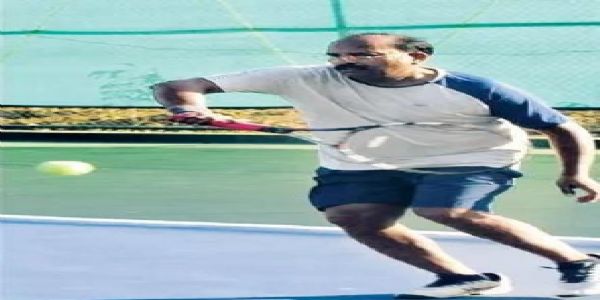 ब्रास सिटी जिमखाना में टेनिस प्रतियोगिता में प्रतिभाग करता खिलाड़ी। ब्रास सिटी जिमखाना में टेनिस प्रतियोगिता में प्रतिभाग करता खिलाड़ी।