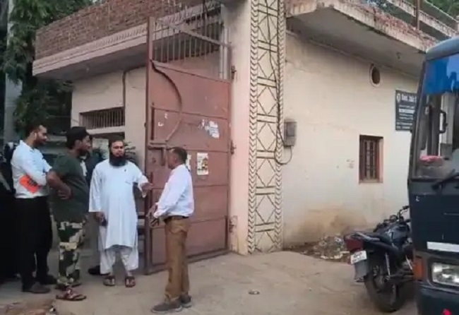 मदरसे पर कार्रवाई करते हुए राज्य बाल आयोग की टीम मदरसे पर कार्रवाई करते हुए राज्य बाल आयोग की टीम