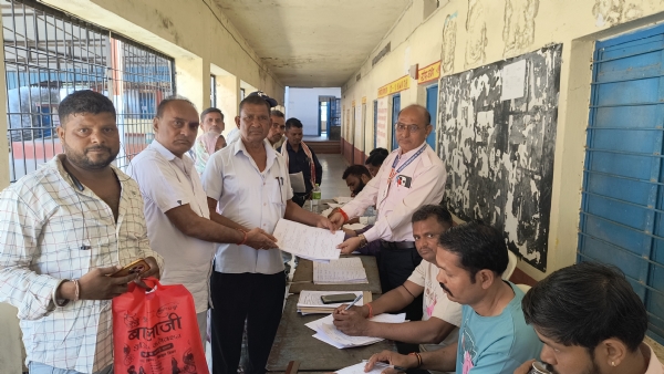 नामांकन दाखिला करते सरपंच उम्मीदवार