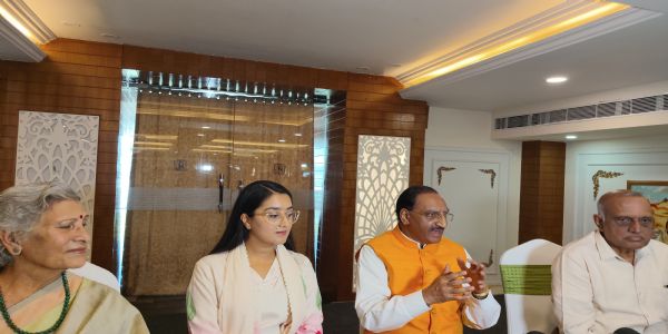 पूर्व मुख्यमंत्री रमेश पोखरियाल निशंक पात्रकारों से बातचीत करते हुए। पूर्व मुख्यमंत्री रमेश पोखरियाल निशंक पात्रकारों से बातचीत करते हुए।