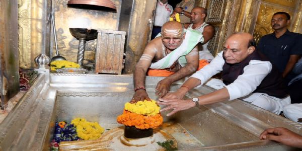 रक्षामंत्री राजनाथ सिंह काशी विश्वनाथ मंदिर में रक्षामंत्री राजनाथ सिंह काशी विश्वनाथ मंदिर में