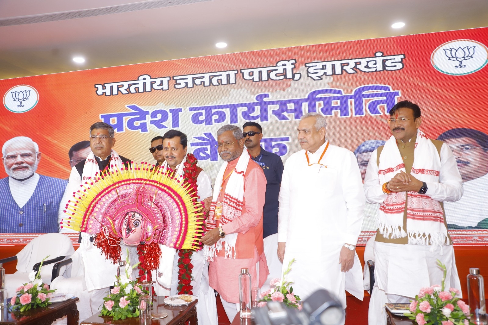 बैठक में मंच की तस्वीर
