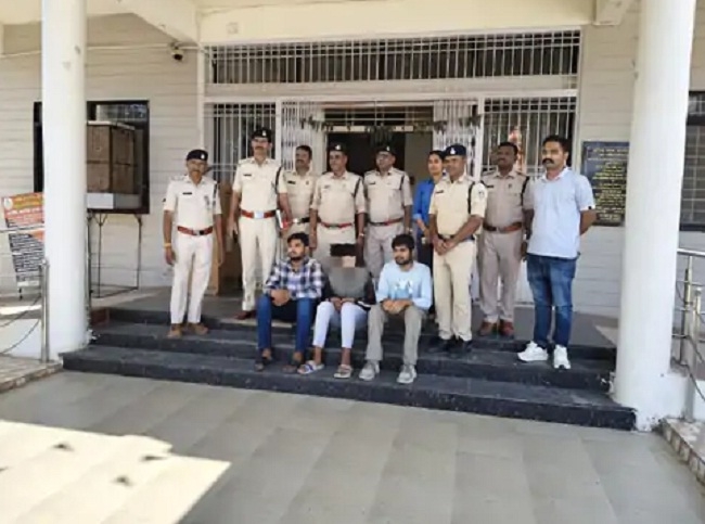 गिरफ्तार आरोपियों के साथ पुलिस