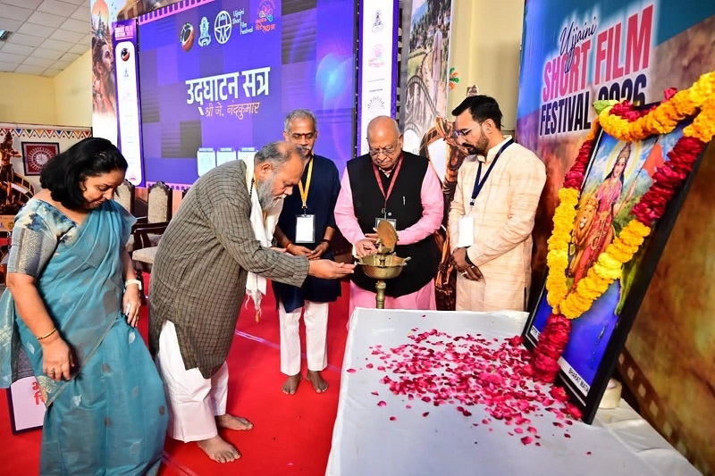 उज्जैन में दो दिवसीय उज्जैनी शॉर्ट फिल्म फेस्टिवल का शुभारंभ करते हुए अतिथि उज्जैन में दो दिवसीय उज्जैनी शॉर्ट फिल्म फेस्टिवल का शुभारंभ करते हुए अतिथि