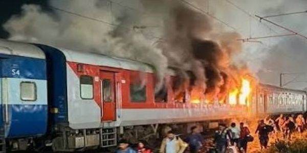 शहीद एक्सप्रेस आग हादसा : बैग में रखी पोटाश की वजह से आग लगने की आशंका