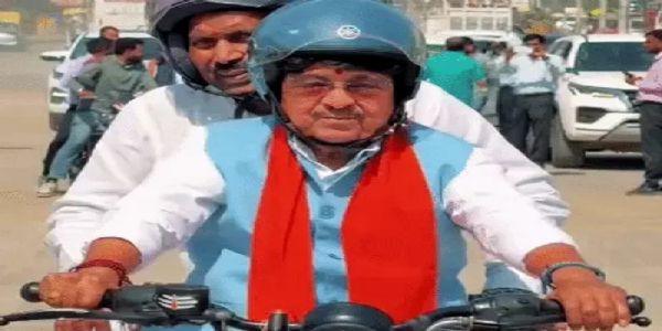 मप्रः इंदौर में बुलेट चलाते नजर आए मंत्री कैलाश विजयवर्गीय, पीछे बैठे सिलावट