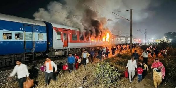 शहीद एक्सप्रेस में आग लगने के कारण चार ट्रेनों का शेड्यूल गड़बड़ाया