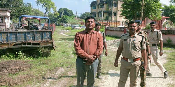 अवैध खनन के खिलाफ छापेमारी में एक ट्रैक्टर जब्त,अनुमंडल प्रशासन की कार्रवाई में विरोध