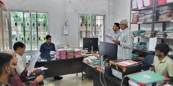 भू-अर्जन के लंबित मुआवजे पर डीएम सख्त, भुगतान में तेजी लाने का निर्देश