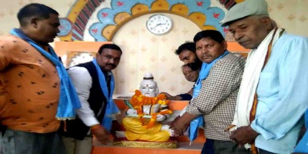 प्रयागराज : ऋषिकुल विद्यालय परिसर में स्थापित की गई भगवान वाल्मीकि की नई प्रतिमा