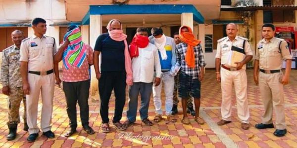 जुआ खेल रहे पांच जुआरियों को किया गया गिरफ्तार