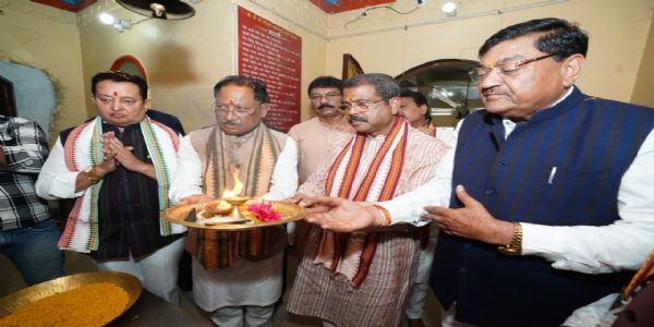 पूर्व केंद्रीय मंत्री धर्मेंद्र प्रधान व मुख्यमंत्री साय ने रामचंडी मंदिर में पूजा-अर्चना कर प्रदेश की खुशहाली एवं सुख-समृद्धि की कामना की