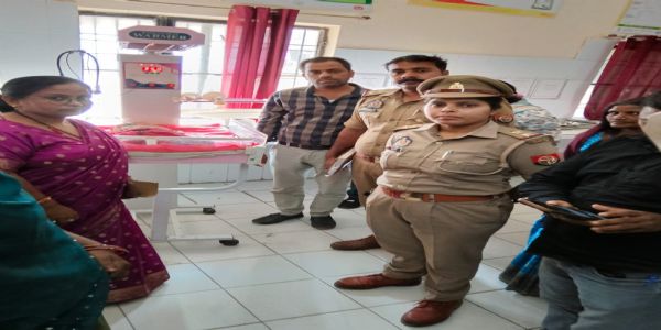 मऊ : 15 फीट गहरे कुएं में बोरे के अंदर मिली राेती हुई नवजात बच्ची
