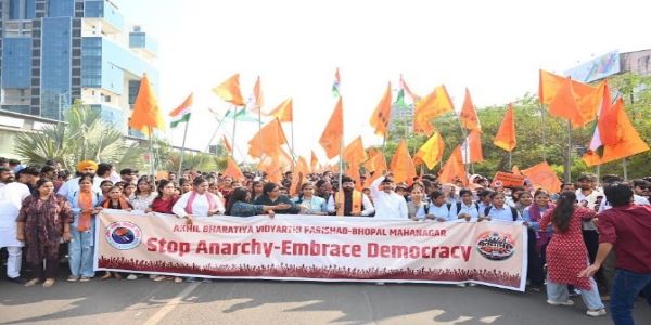 अभाविप ने भोपाल में निकाली विद्यार्थी रैली, ‘अराजकता रोको, लोकतंत्र अपनाओ’ का दिया संदेश