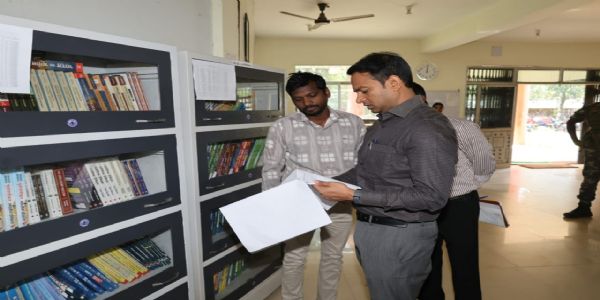 उपायुक्त ने बिरसा मुंडा जिला पुस्तकालय का किया निरीक्षण, अध्ययन सुविधाओं में सुधार के निर्देश