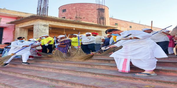 अयाेध्या में हनुमानगढ़ी से शुरू हुआ दीपोत्सव पूर्व स्वच्छता अभियान, महापौर ने उठाई झाड़ू