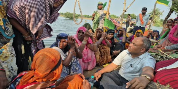 पन्ना में मझगाय डेम प्रभावित परिवारों से मिले रामू टेकाम, मुआवजा और पुनर्वास की मांगों का किया समर्थन