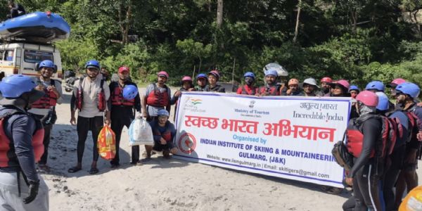 रिवर राफ्टिंग कोर्स के प्रतिभागियों ने की गंगा की सफाई