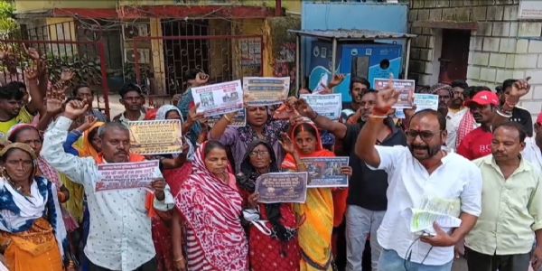 मांगों को लेकर धनबाद नगर निगम के मजदूरों ने की भूख हड़ताल