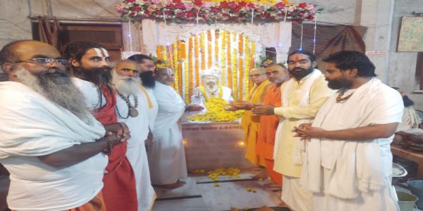 अयोध्या : विजयराम भक्तमाल के पूर्वाचार्य काे किया गया नमन, भंडारे में संतों—महंतों व श्रद्धालुओं ने ग्रहण किया प्रसाद