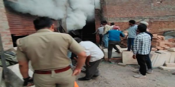 कबाड़ गोदाम में लगी भीषण आग, फायर टीम ने पाया काबू