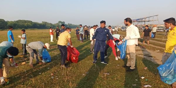 रावण दहन के बाद समिति और प्रशासन ने चलाया महा स्वच्छता अभियान