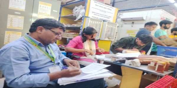 खाद्य सुरक्षा विभाग की छापेमारी, आठ खाद्य पदार्थों के नमूने लिए