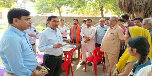 डीएम ने मतदेय स्थलों का किया निरीक्षण, युवाओं और महिलाओं का नाम मतदाता सूची में जोड़ने के निर्देश