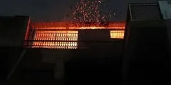गाजियाबाद में फर्नीचर के गोदाम में लगी आग