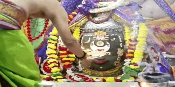 उज्जैन: रजत मुकुट, त्रिपुंड और रुद्राक्ष की माला से सजे बाबा महाकाल, महानिर्वाणी अखाड़े ने अर्पित की भस्म