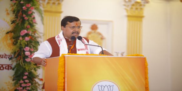 भाजपा के राष्ट्रीय अध्यक्ष सभा को संबोधित करते हुए