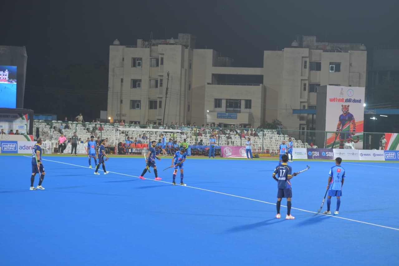 छत्तीसगढ़ हॉकी लीग के तहत राजधानी रॉयल्स और चक्रधर चैंपियंस के बीच मुकाबला