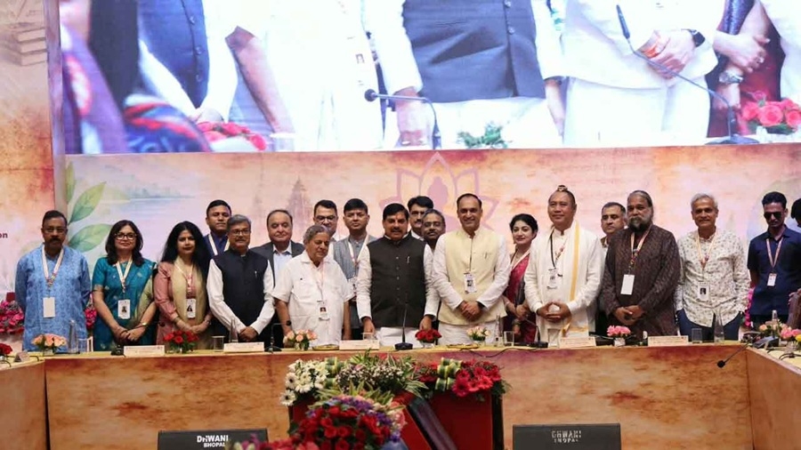 आयोजक और अतिथियों के साथ मुख्यमंत्री डॉ. मोहन यादव आयोजक और अतिथियों के साथ मुख्यमंत्री डॉ. मोहन यादव