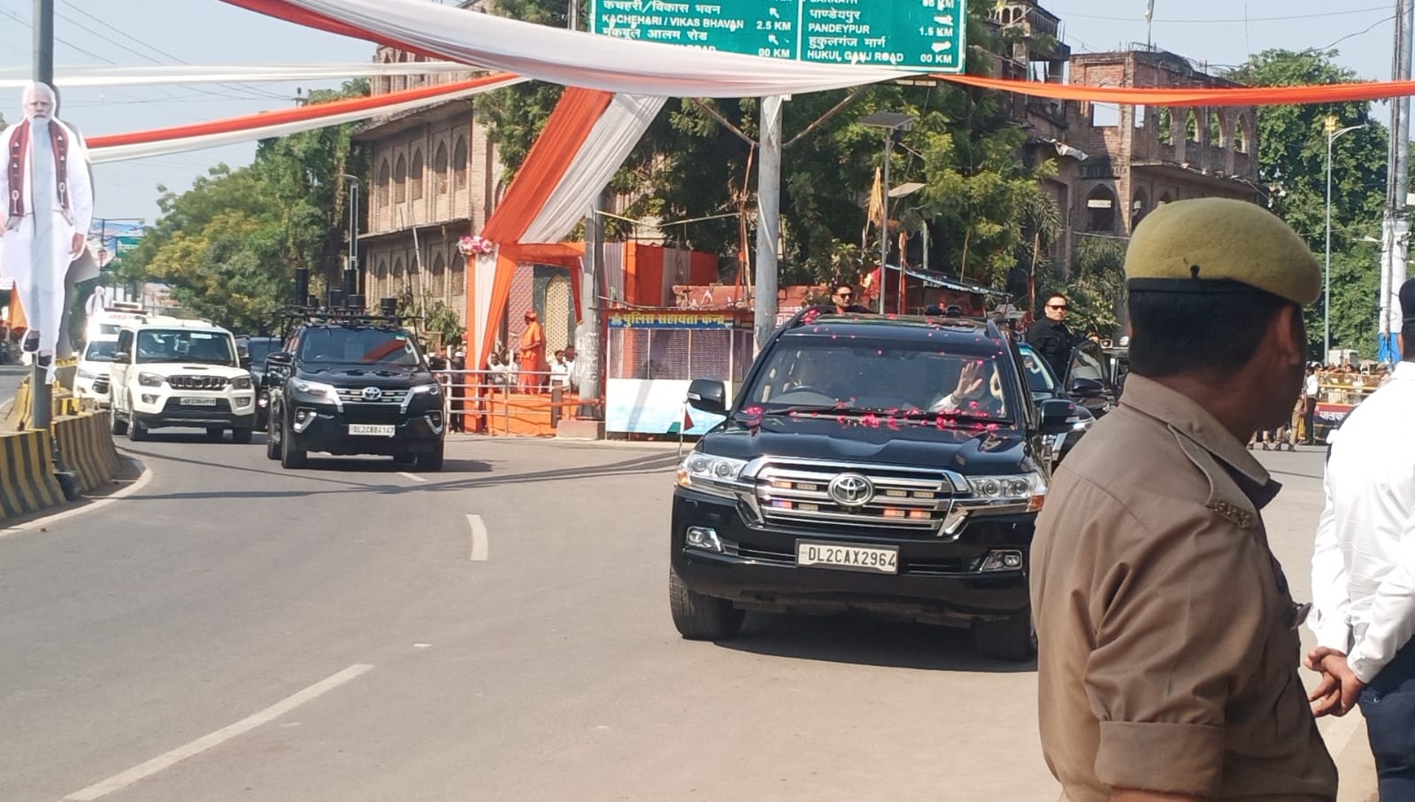 रास्ते में पुष्पवर्षा के बीच प्रधानमंत्री का स्वागत,काफिले में प्रधानमंत्री