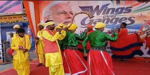 प्रधानमंत्री के स्वागत के लिए भाजपा के स्वागत प्वांइट पर नृत्य करते कलाकार प्रधानमंत्री के स्वागत के लिए भाजपा के स्वागत प्वांइट पर नृत्य करते कलाकार
