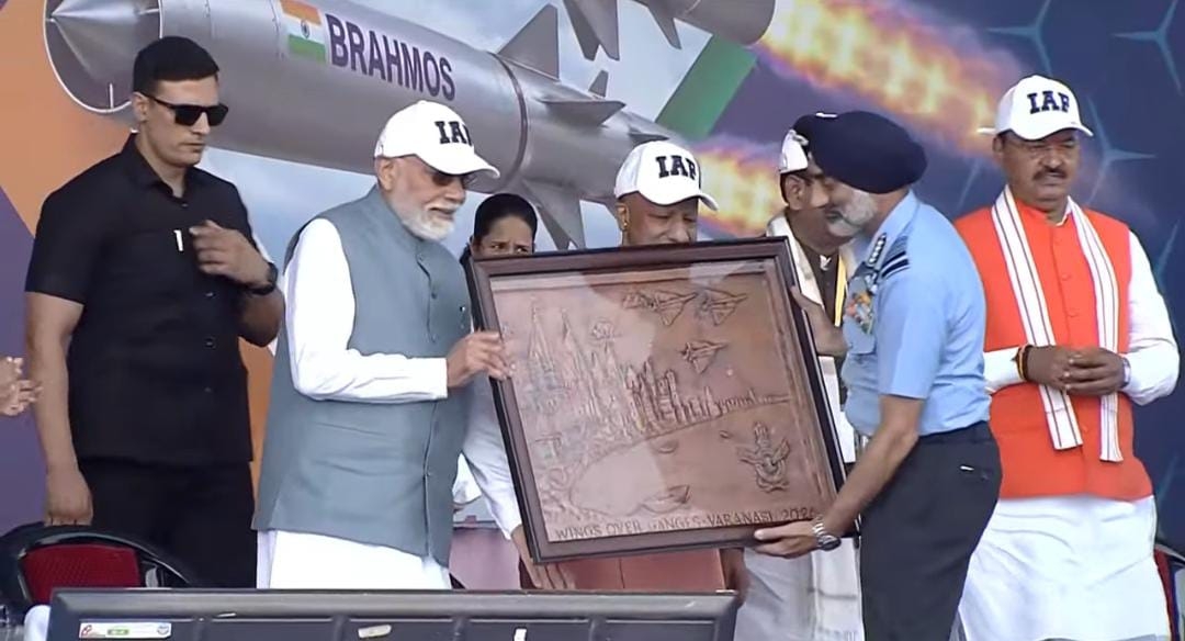 नमोघाट पर एयरशो देखते हुए प्रधानमंत्री नमोघाट पर एयरशो देखते हुए प्रधानमंत्री