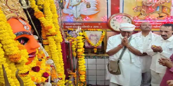 शाजापुर के राजराजेश्वरी मंदिर में दर्शन करते हुए दिग्विजय सिंह शाजापुर के राजराजेश्वरी मंदिर में दर्शन करते हुए दिग्विजय सिंह