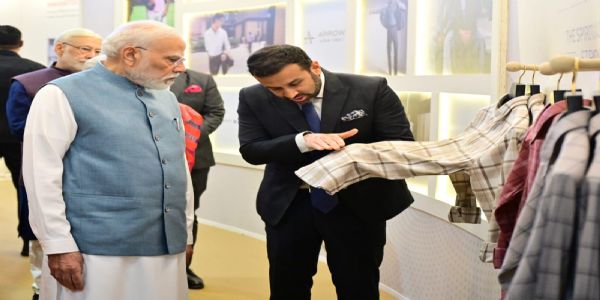 प्रधानमंत्री नरेंद्र मोदी अरविंद लिमिटेड में प्रधानमंत्री नरेंद्र मोदी अरविंद लिमिटेड में
