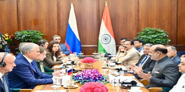 लोकसभा अध्यक्ष ओम बिरला के साथ अन्य लोग मौजूद। लोकसभा अध्यक्ष ओम बिरला के साथ अन्य लोग मौजूद।
