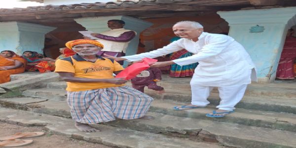 अधिवक्ता और उनकी पत्नी की पुण्यतिथि पर बुजुर्गों के बीच मच्छरदानियों का वितरण