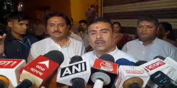 चोरबागान हादसे के मृतक विकास भट्टाचार्य के परिजनों को मुख्यमंत्री ने सौंपा 25 लाख का चेक
